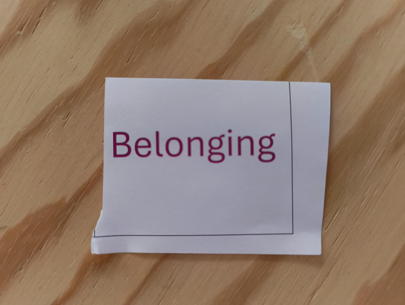 Eine kleiner Zettel auf dem steht 'Belonging'