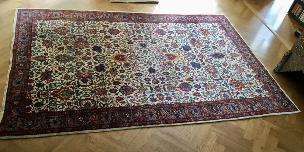 Ein weißer Teppich mit mustern darin.